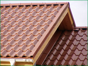 Пример правильной укладки листов металлочерепицы на крышу дома