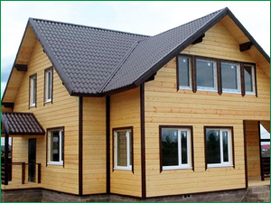 Деревянный дом с крышей из металлочерепицы