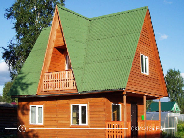 Пример Ондулина СМАРТ на крыше дома зеленого цвета